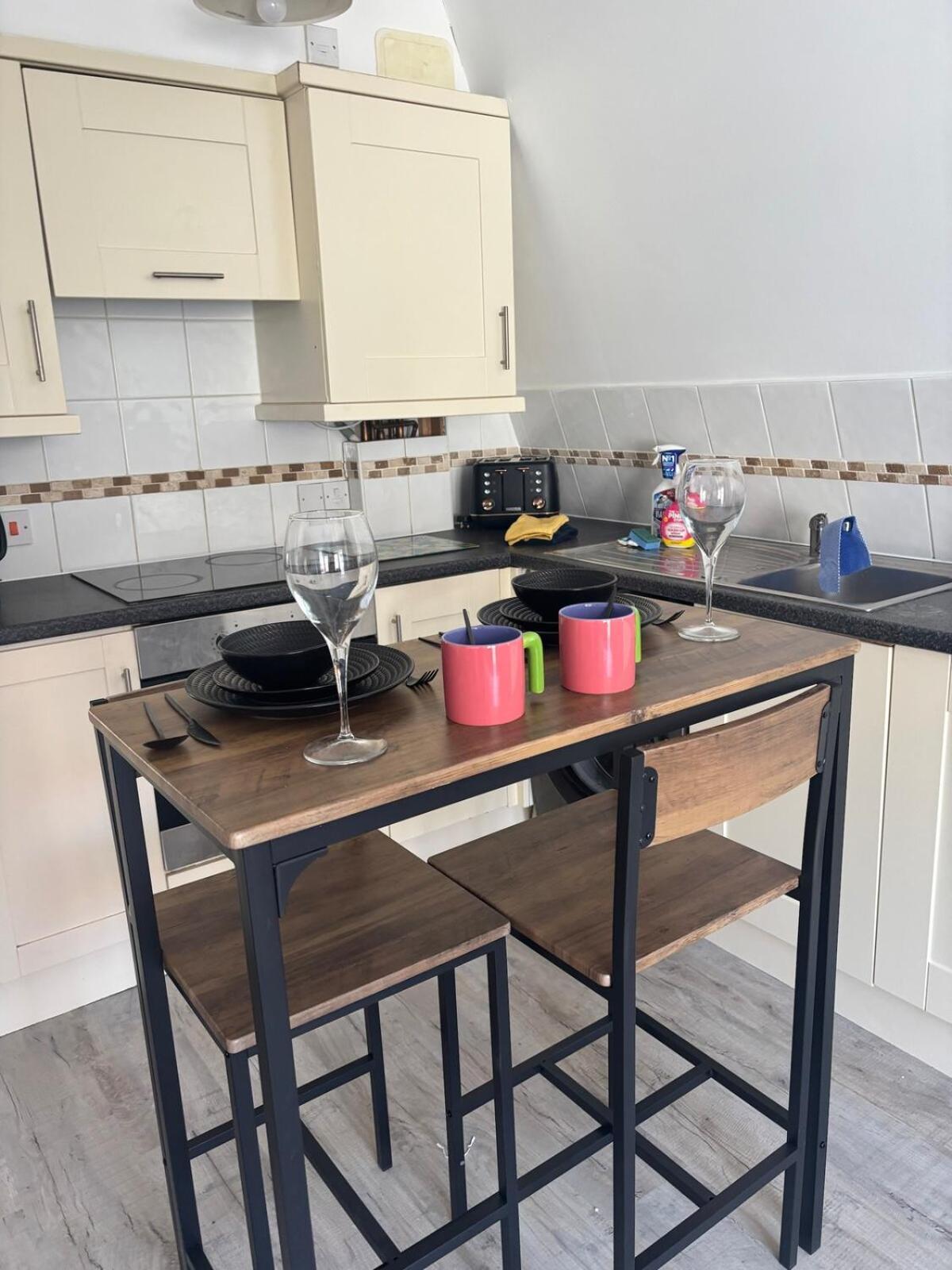 Pembroke Court Apartment *